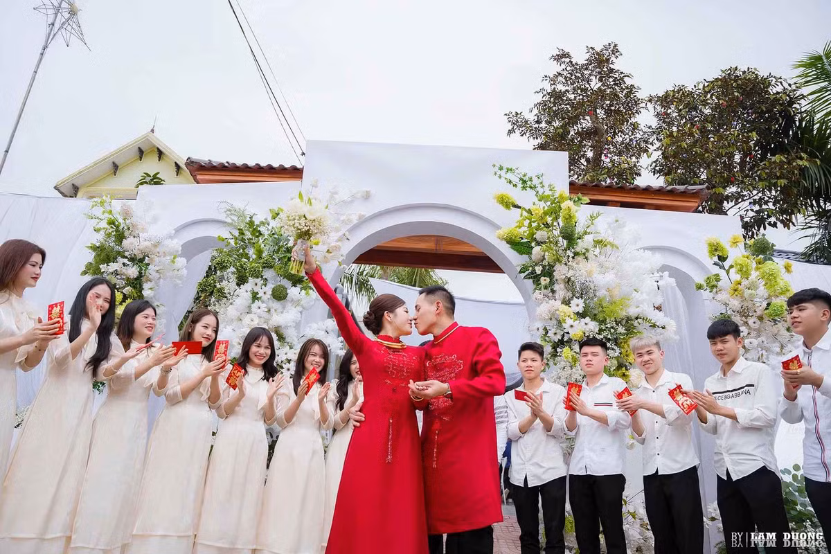 Cô dâu xinh đẹp chia sẻ: "Chúng mình đã có 8 năm tìm hiểu. Bọn mình biết nhau trên mạng và có nói chuyện vài lần nhưng cũng không nghĩ sẽ nên duyên với nhau. Sau đó mình chuyển về chỗ làm mới tình cờ anh ấy cũng làm ở đây. Lúc đầu anh ấy theo đuổi nhưng mình không thích và từ chối".