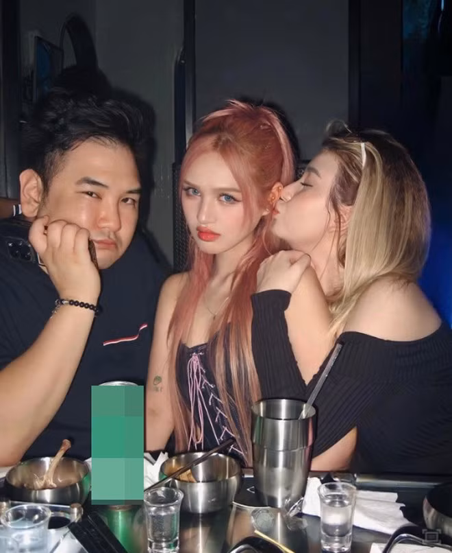 Vì quán ăn khá ồn, Xemesis phải ghé sát tai Sunna trò chuyện, trong khi đó Xoài Non chỉ tập trung ăn uống mà không để ý quá nhiều.