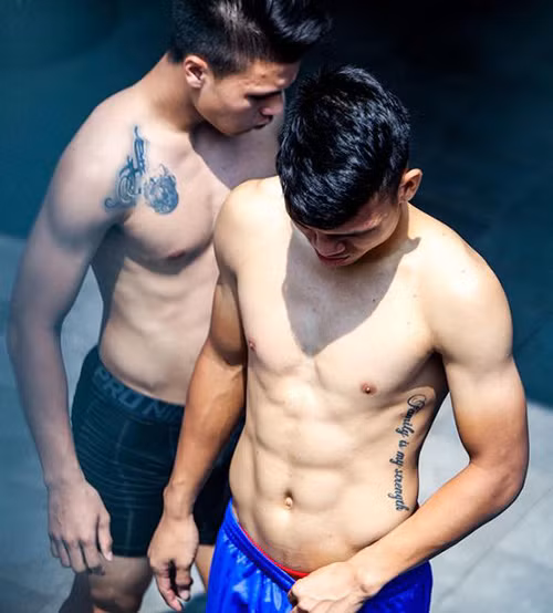 Hình xăm của Quang Hải không ít lần bị cánh phóng viên thể thao "săn" trong dịp tiền vệ này khoe body.