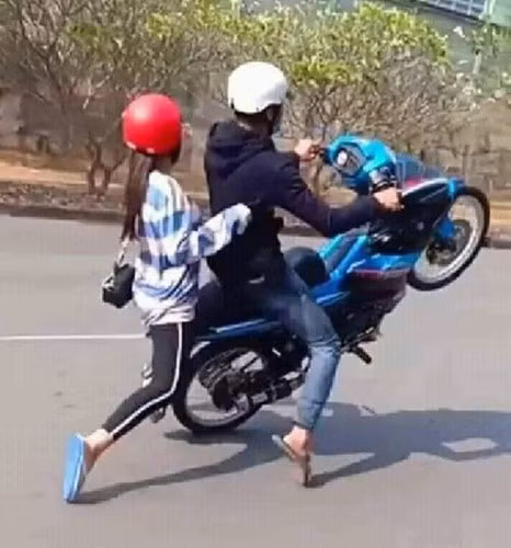 Dù bị pháp luật cấm tuyệt đối nhưng một bộ phận thanh niên vẫn coi việc bốc đầu là chuyện bình thường. Thậm chí, còn quay lại clip để chứng tỏ "tài nghệ" của mình rồi đăng tải lên mạng xã hội.