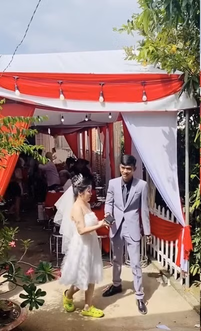 Bản thân anh shipper cũng không lường trước được việc giao hàng vào đúng dịp đặc biệt này nên tỏ ra rất vui vẻ và bất ngờ khi người ra nhận là một cô dâu.