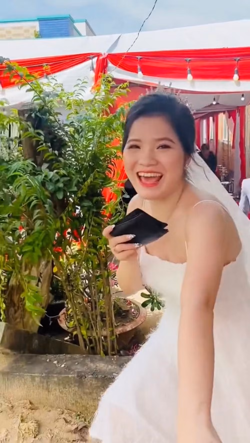 Hầu hết dân mạng đều khen cô dâu là một người mua hàng có tâm, không vì việc riêng của mình mà “bùng hàng” hay để shipper phải đi lại nhiều lần.
