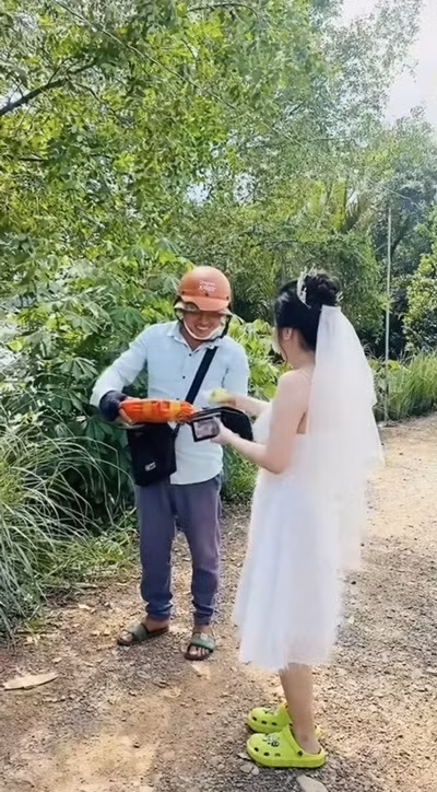Bên cạnh đó, họ cũng bày tỏ sự ngưỡng mộ trước việc chú rể cưng chiều cô dâu có đam mê mua hàng online.