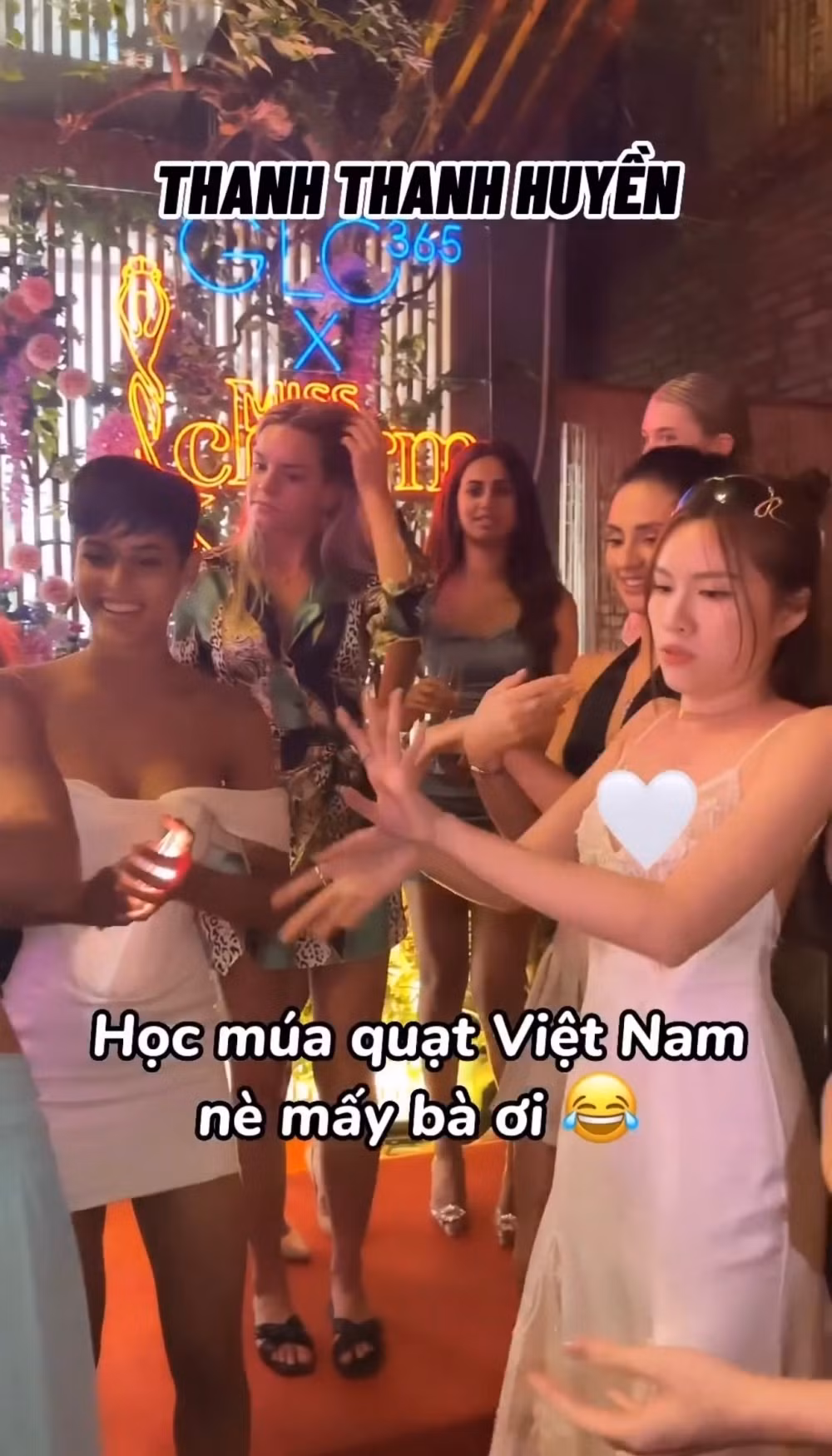 Người đẹp có những giây phút "quẩy" nhiệt tình chẳng màng đến hình tượng Hoa hậu. (Ảnh: Chụp màn hình mcthanhthanhhuyen)