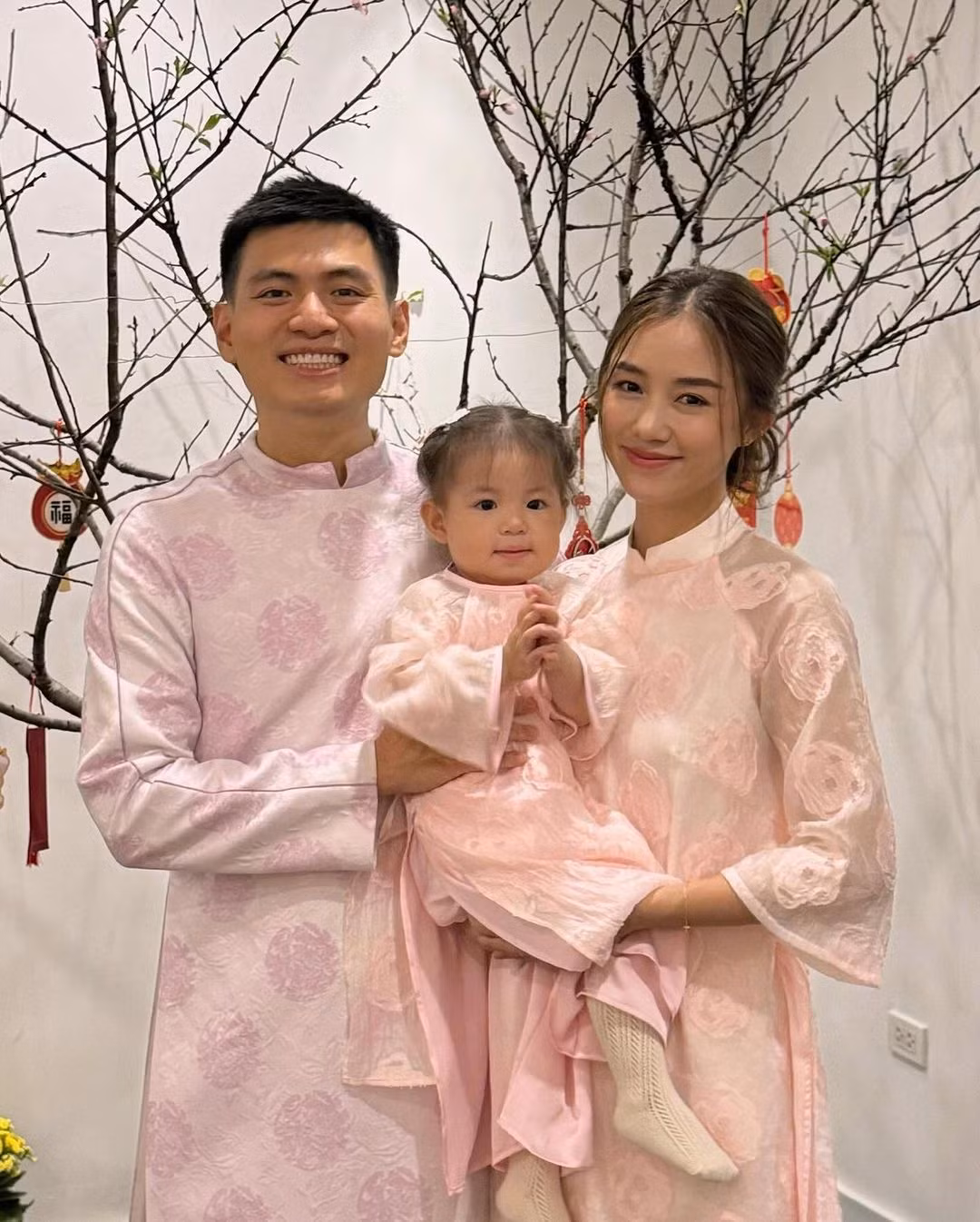 Dân mạng không chỉ "rụng tim" bởi cử chỉ đáng yêu, nhí nhảnh của gái cưng nhà Salim mà còn tỏ ra khá thích thú với không gian mới siêu cưng của Pam được hé lộ trong vài chục giây ngắn ngủi.