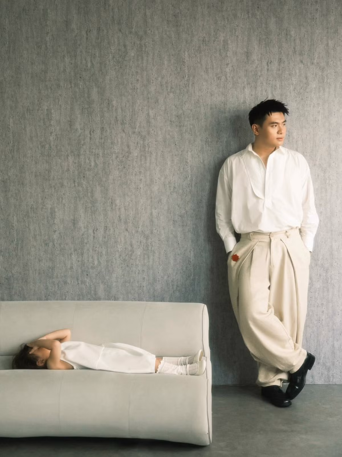 Quá chán nản với việc bố mẹ chụp ảnh lâu, bé Pam đã lăn đùng ra sofa.