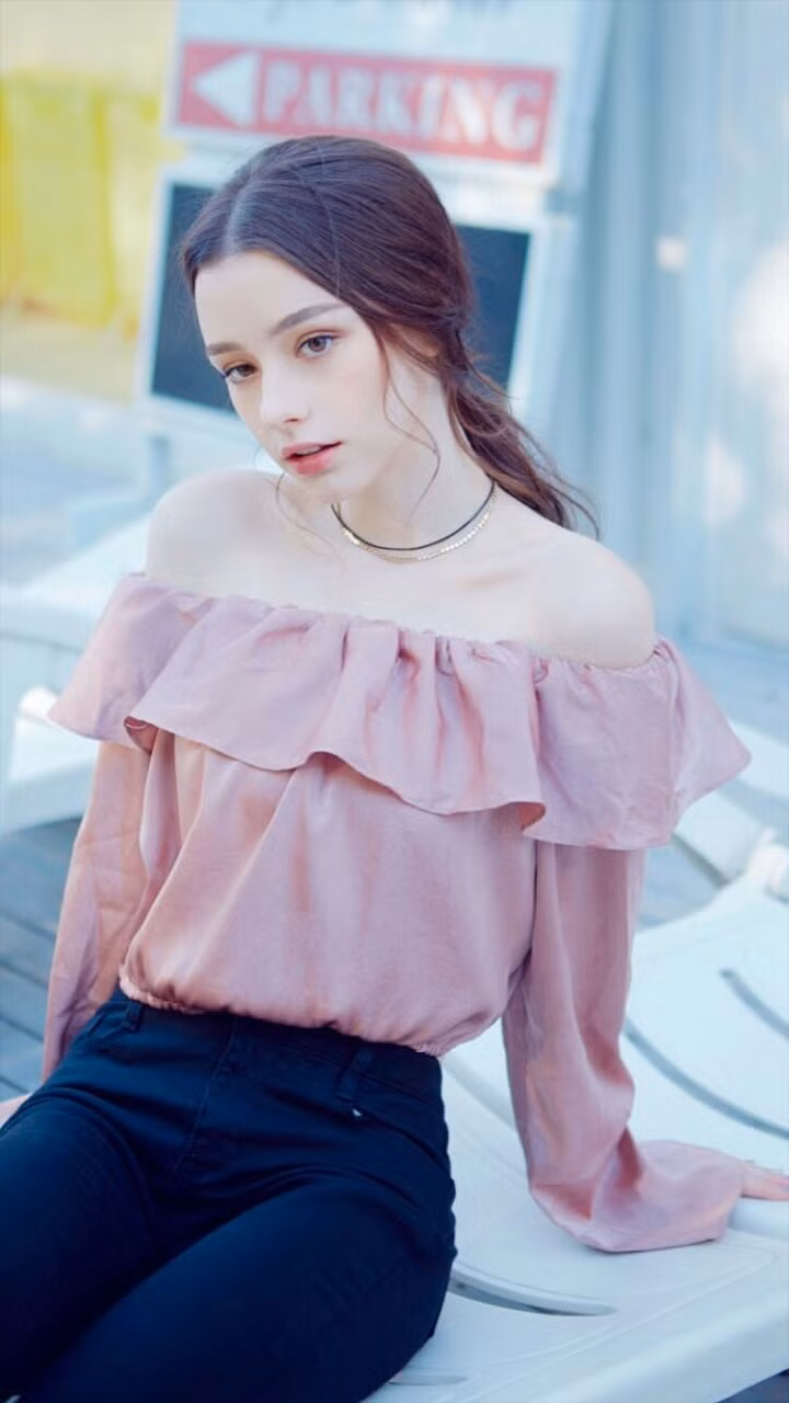 Trong một shoot hình khác, người đẹp Nga diện áo sơ mi, tóc búi lơi nhẹ nhàng.