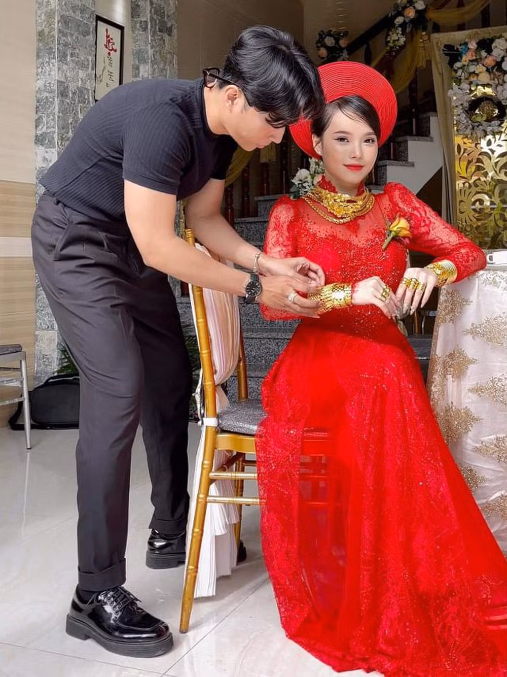 Cụ thể, cô dâu tên Tuyết và anh Tín là hàng xóm sát vạch, 2 nhà cạnh nhau. Ngày còn bé, cô thường sang nhà chồng chơi, chẳng ngờ một ngày anh hàng xóm vốn trầm tính, ít nói lại thành chồng tương lai.