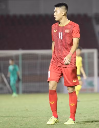 Trong một cuộc phỏng vấn hồi năm 2020, ông Võ Tiến Thành - HLV của Sài Gòn FC từng nhận xét về Nguyên Hoàng khi đó đang được cho Sài Gòn FC mượn rằng: "Cậu ta mới 18 tuổi mà chơi như vậy trong mấy trận vừa qua thì tôi cho là đạt yêu cầu. Một cầu thủ 18 tuổi, mới đá U.19, chưa đá được U.21, đội tuyển quốc gia nữa mà đá ở V-League, còn vào sân ở những trận đấu đang căng thẳng thì như vậy là ổn rồi".