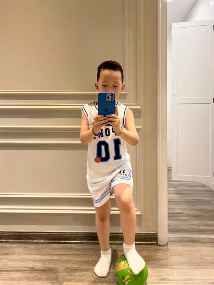 Tuy nhiên, tình yêu đó nhanh chóng tan vỡ. Sau chia tay, Ly Kute một mình sinh con khi bạn trai cũ kết duyên cùng tình mới Kỳ Hân.