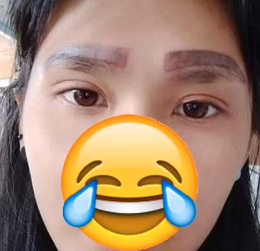 Nhìn hình ảnh có thể thấy, kích thước khuôn mày của chị sau khi xăm rất to và thô, thậm chí gấp đôi, tới gấp 3 lần lông mày của người bình thường. Không chỉ vậy, cặp chân mày còn rất đậm, như tô vẽ chứ không phải phun xăm, khiến nhan sắc của người chủ sở hữu như bị giảm sút đi nhiều lần.