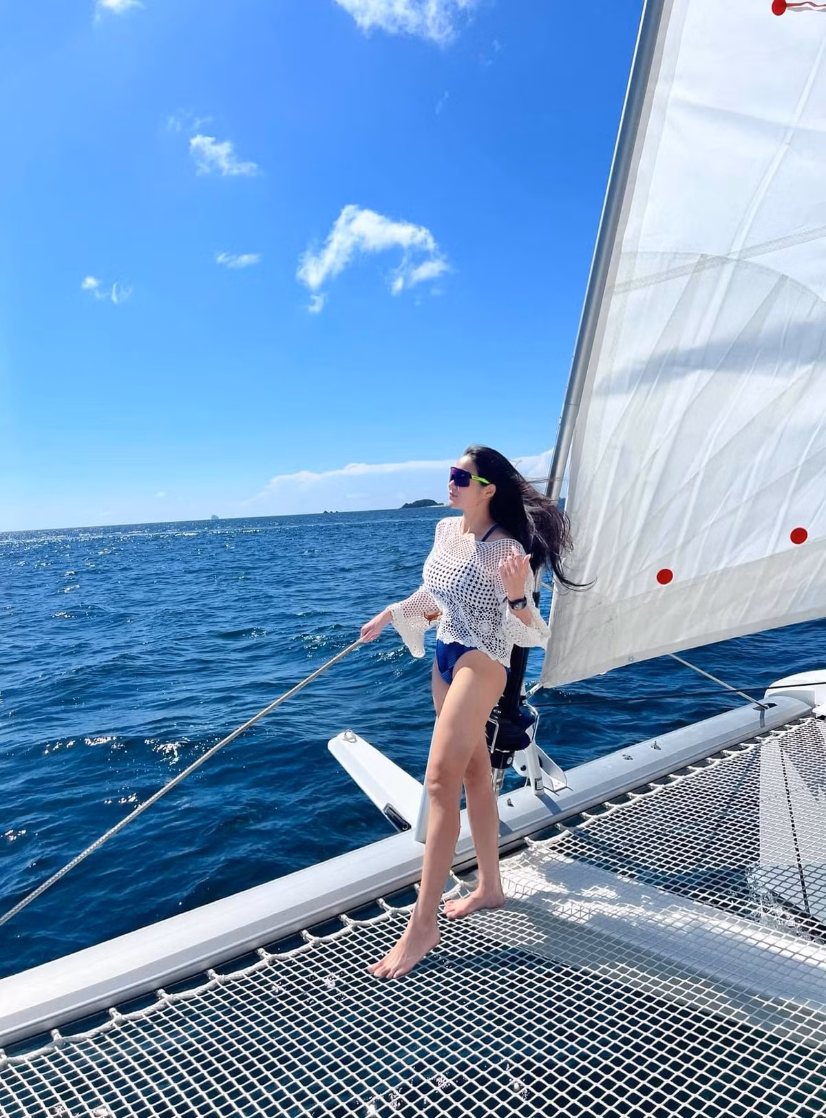 Mới đây trên trang Facebook cá nhân, "cựu hot girl ngực khủng" Thủy Top (Huỳnh Minh Thủy) gây chú ý khi đăng tải hình ảnh diện đồ bơi, khoe dáng trên du thuyền.