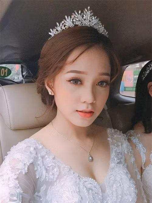Với độ hot không thể hơn được nữa, thông tin về 2 hot girl này nhanh chóng được cư dân mạng tìm ra. Hai cô gái là Nguyễn Lê Ngân (cô bạn ngồi bên trái) và Lê Thị Uyên (ngồi bên phải) cùng sinh năm 1999. Hai cô nàng này là đôi bạn thân với nhau từ hồi lớp 10.