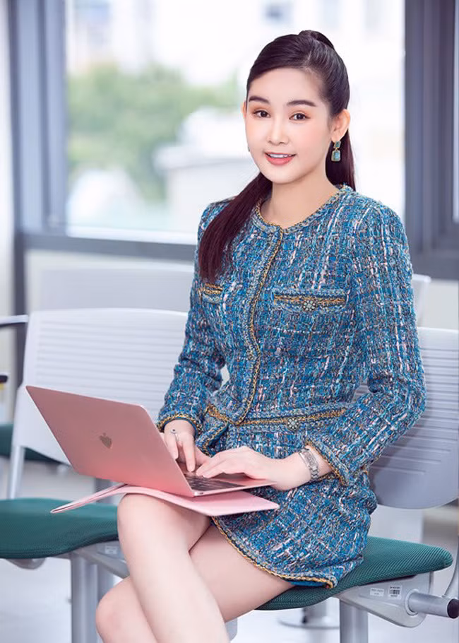 Lê Âu Ngân Anh cũng là một trong những chân dài hiếm hoi trở thành nữ giảng viên xinh đẹp.