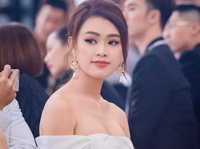 Phùng Bảo Ngọc Vân vẫn được mệnh danh là một trong những người đẹp có học vấn khủng nhất Việt Nam.