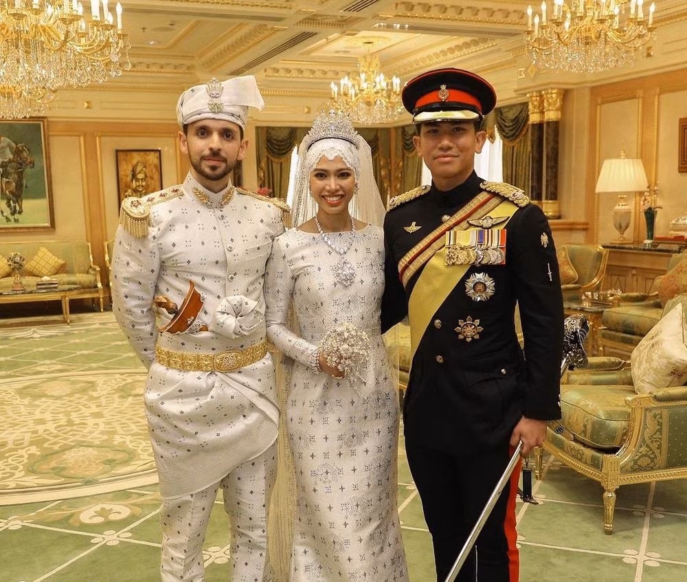 Hiện tại, chàng Hoàng tử Brunei này cũng dần hạn chế xuất hiện trên mạng xã hội hơn nhưng vẫn thỉnh thoảng cập nhật tình hình. Có thể thấy, Hoàng tử “vạn người mê” vẫn giữ được ngoại hình xuất sắc, phong thái chững chạc, trưởng thành.