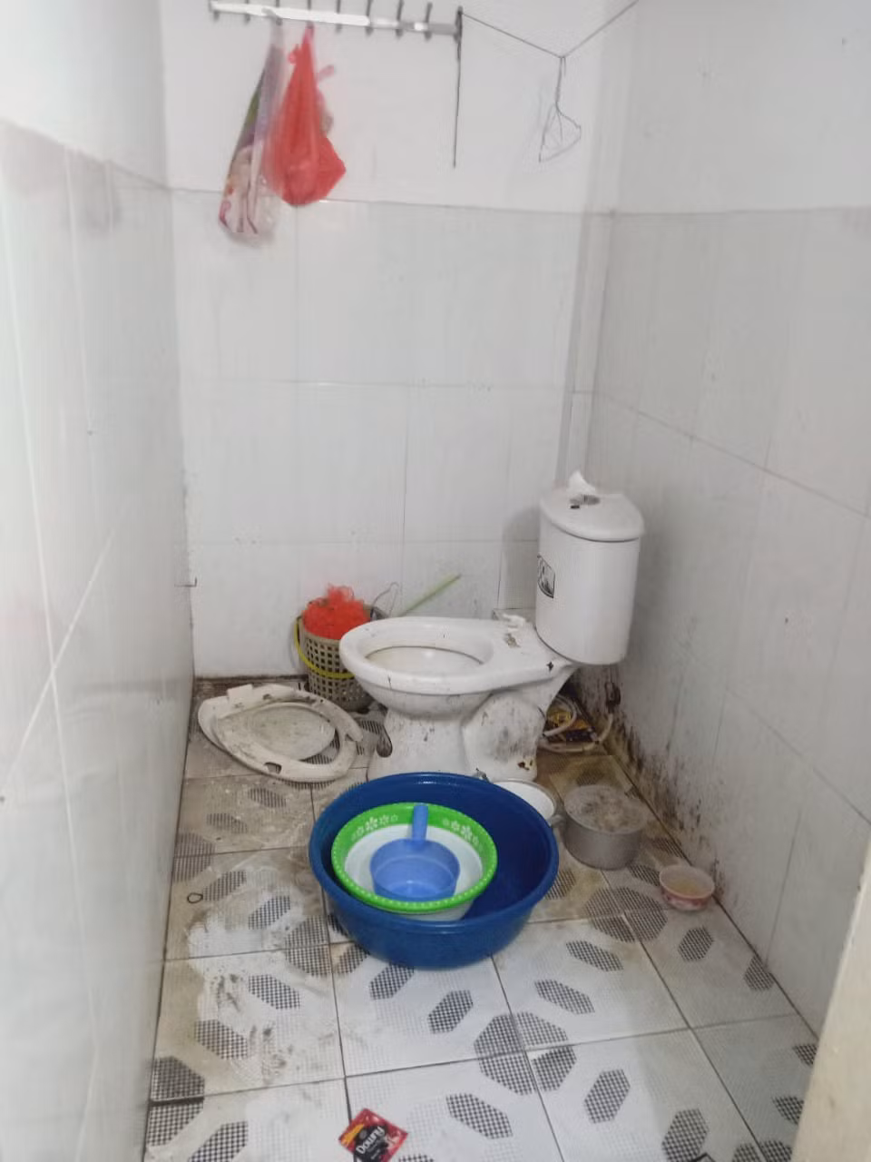 Kinh hãi nhất trong series nhà bẩn có lẽ là phòng vệ sinh.