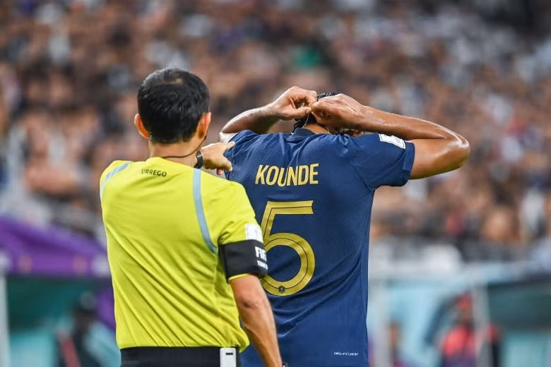 Hiện chưa có án phạt nào từ FIFA đưa ra với Kounde về việc đeo dây chuyền khi thi đấu.