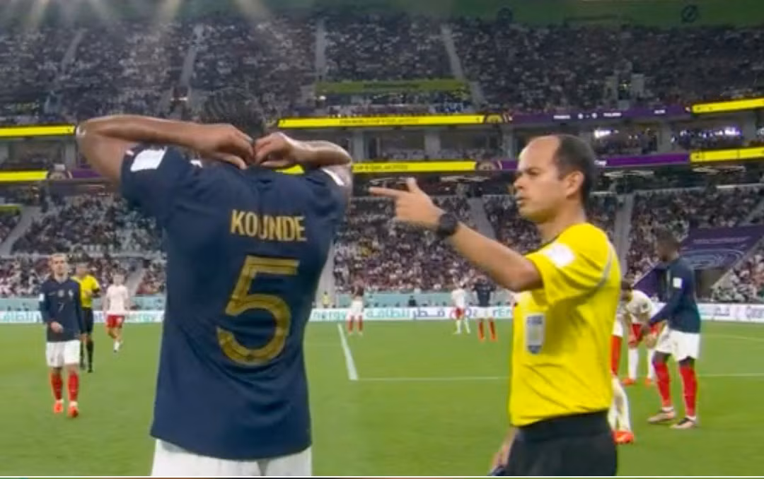 Hậu vệ Jules Kounde đã được HLV Didier Deschamps xếp đá chính trong trận 1/8 của đội tuyển Pháp trước Ba Lan. Đáng nói, cầu thủ này đã đeo một sợi dây chuyền vàng lớn quanh cổ.