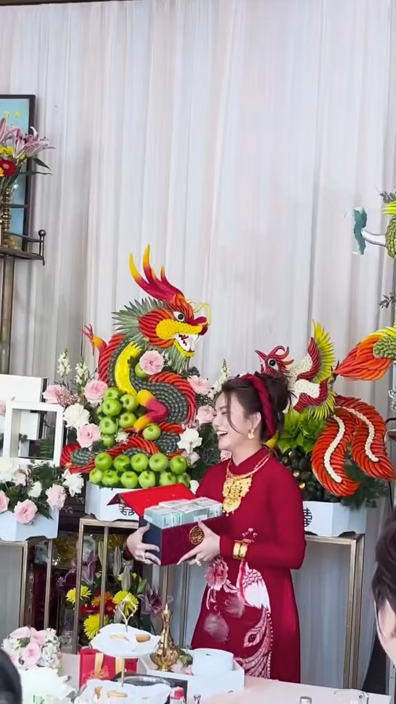 Được biết, đám hỏi của cặp đôi được tổ chức vào sáng 18/1. Cô dâu là Huỳnh Giao (sinh năm 2001), không quá xa lạ với cộng đồng mạng mà là nhân vật gây chấn động MXH 6 năm về trước.