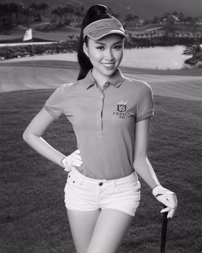 Theo lời nữ MC VTV, loạt ảnh được chụp năm cô 18 tuổi cho một tạp chí về golf với chủ đề "First day at golf" (Ngày đầu tiên với golf).
