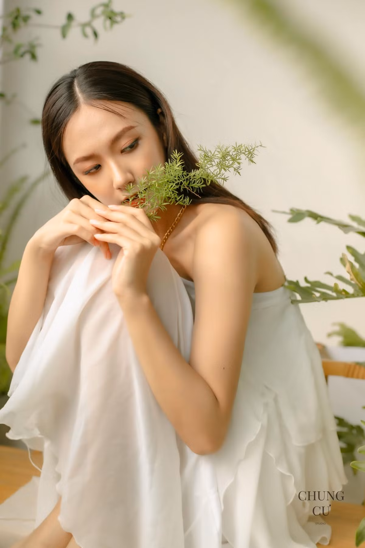 Sở hữu ngoại hình xinh đẹp, sau cuộc thi cô cũng nhận được một số lời mời làm người mẫu ảnh.