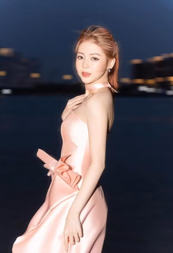 Trên trang cá nhân, những bức ảnh khoe nhan sắc quyến rũ của Liz Kim Cương nhận nhiều lượt thích, bình luận từ khán giả.