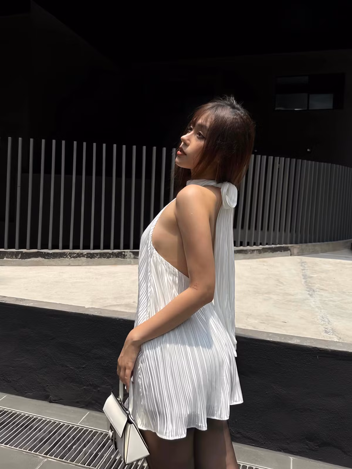 Cô chăm chỉ tập gym và ăn theo chế độ khoa học. Ngoài ra, Hải Ngân còn đi bơi và chơi bóng rổ đều đặn.