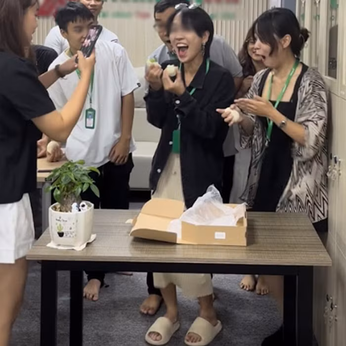 Mới đây, mạng xã hội rần rần chia sẻ hình ảnh nhóm nhân viên hào hứng cắt bánh trung thu của một công ty tài chính. Đáng chú ý, chiếc bánh trung thu này chứa nhân vô cùng đặc biệt. K