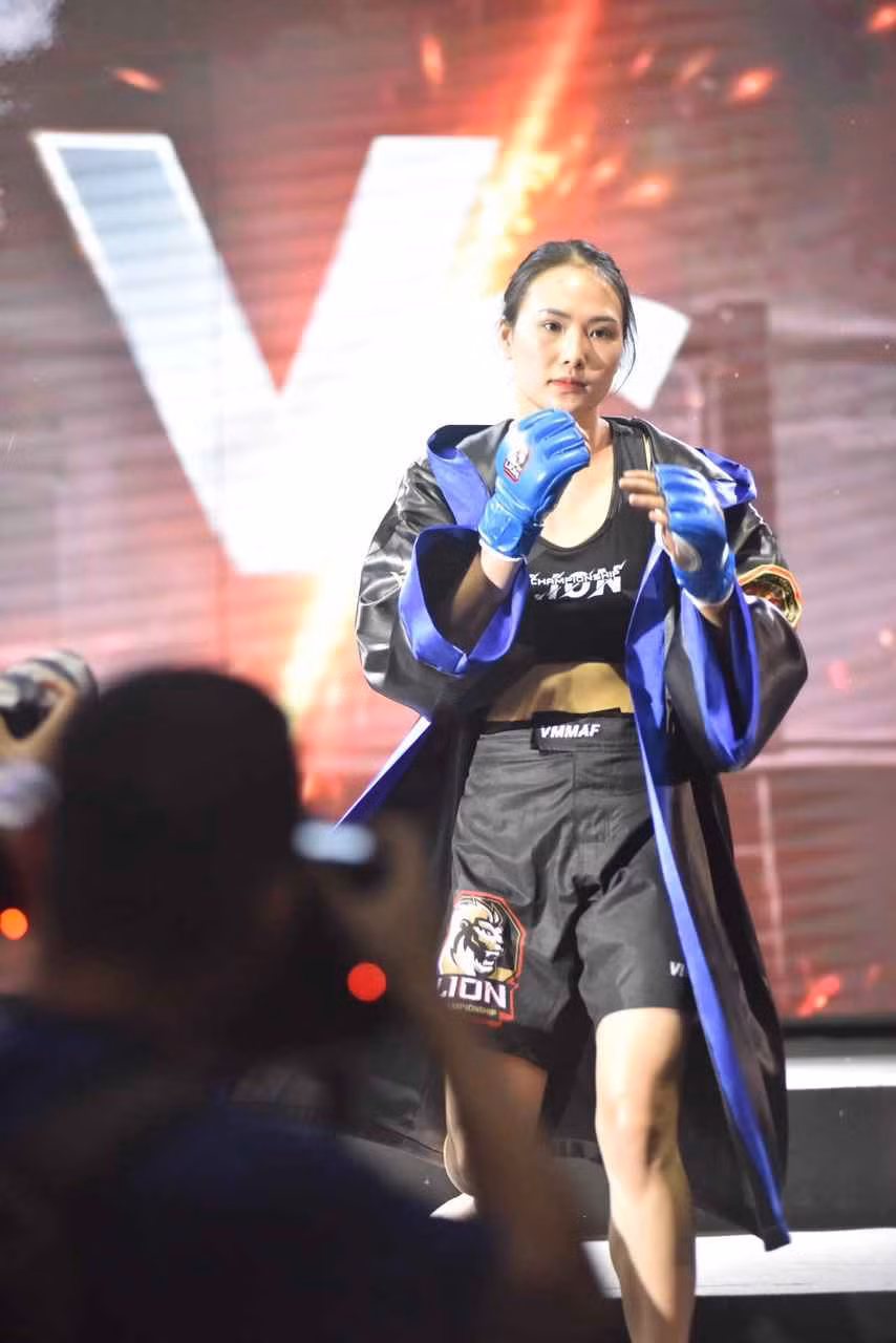 Với lợi thế chiều cao, sải tay vợt trội những pha ra đòn của cô gái 22 tuổi này có sức nặng và hiểm cao.