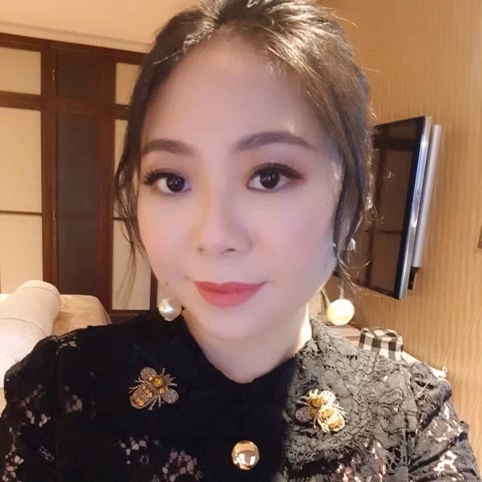 Tối 6/3, thông tin một cô gái sống tại phố Trúc Bạch, Hà Nội có kết quả xét nghiệm dương tính với COVID-19 xuất hiện trên mạng xã hội gây xôn xao dư luận. Sau đó, dân mạng đã tìm ra danh tính của cô nàng.