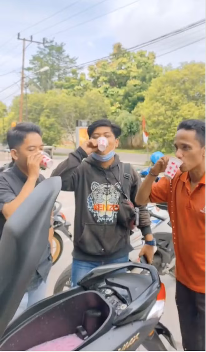 Cùng với đó, việc làm này được nhận định là sẽ khiến dễ dàng bị hỏng hóc, thậm chí là xảy ra sự cố ngoài ý muốn khi đang di chuyển.
