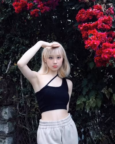 Mina Young từng khiến mạng xã hội “náo loạn” bởi màn “vén áo khoe eo” gây “sốt”.
