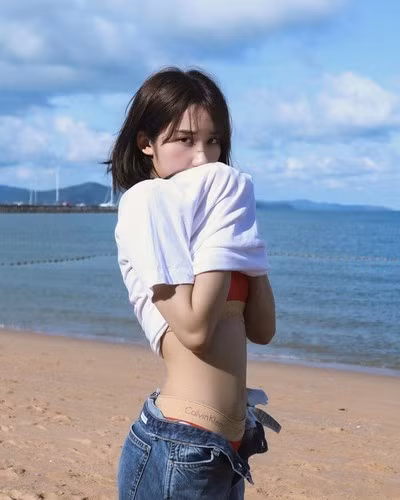 Mina Young còn có quy tắc bất di bất dịch chính là 1 năm chỉ đăng 1 bộ ảnh bikini. Cách đây không lâu, gái xinh khiến dân mạng “đứng ngồi không yên” khi khoe thân hình thon thả trong bộ bikini màu trắng.