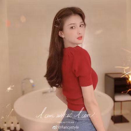 Chỉ tính riêng trên trang weibo cá nhân, Trần Á đã có tới 400.000 người yêu thích, theo dõi, hâm mộ.