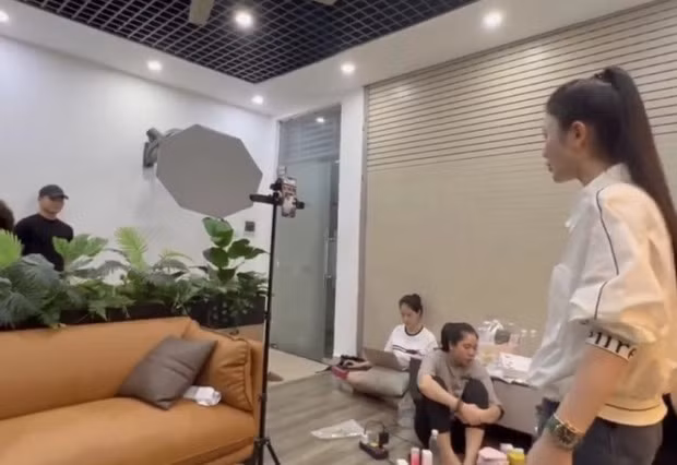 Vợ Quang Hải không chỉ năng nổ livestream, nói chuyện lưu loát khiến khách hàng thích thú, mà còn biết tận dụng các lợi thế của mình để "kéo số" về, xây dựng hình ảnh cá nhân thu hút đông đảo người theo dõi, từ đó xây dựng tệp khách hàng ổn định.