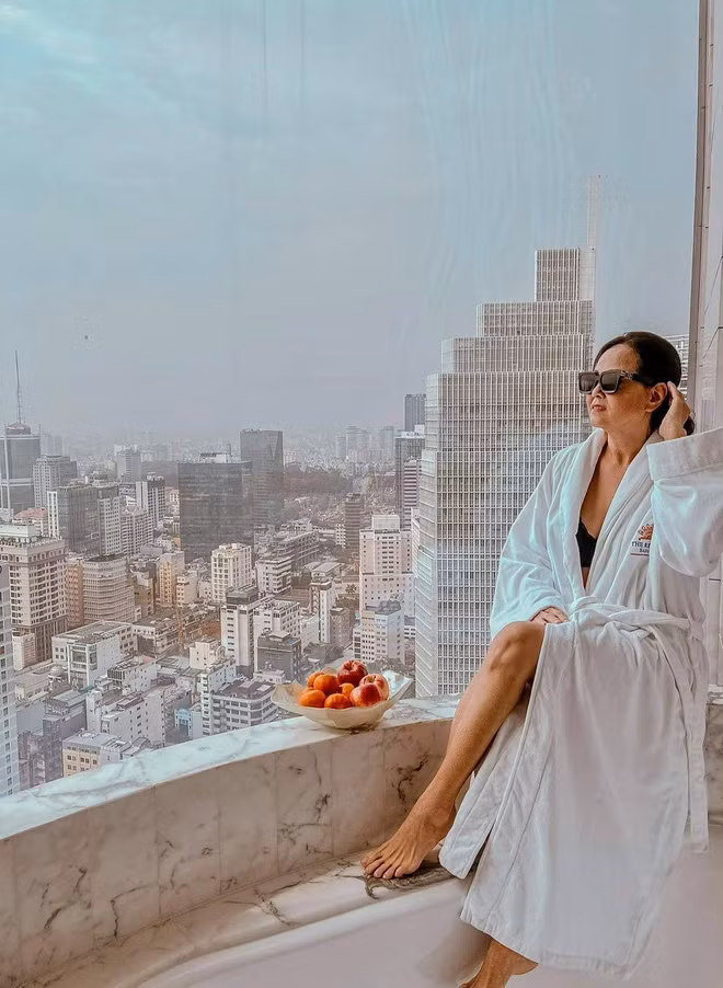Vì thế, gia đình nữ đại gia đi nước ngoài hay đi resort, khách sạn cao cấp, các vú em cũng được trải nghiệm siêu xe, biệt thự...