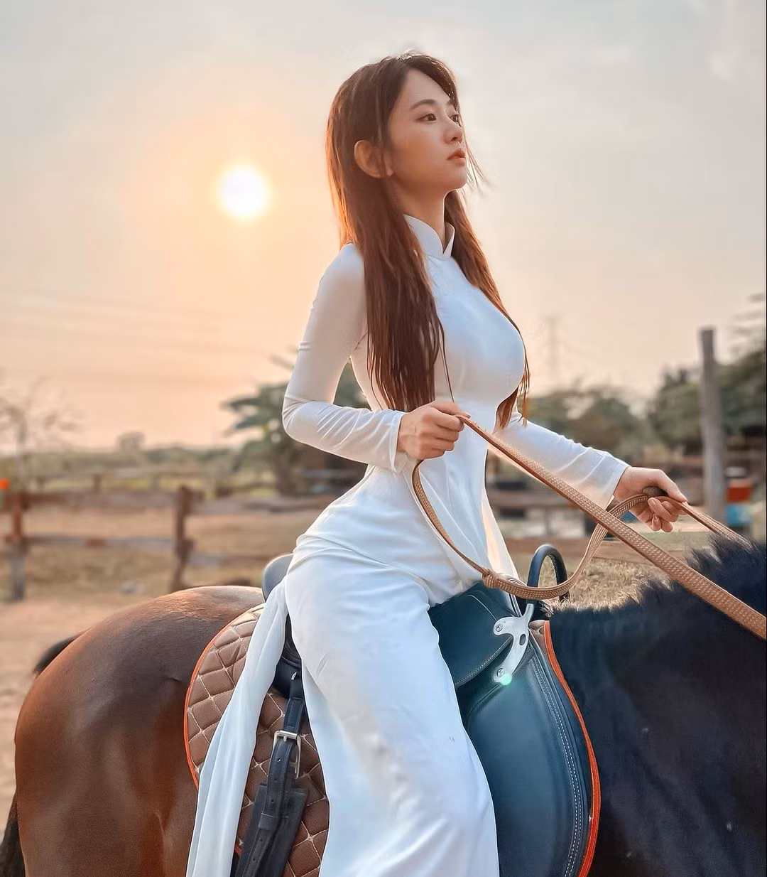 Với sở thích chụp hình, hot girl 9X này thường hay chọn những bộ trang phục táo báo hoặc bó sát, nhằm làm khoe trọn đường cong cơ thể mạnh mẽ và gợi cảm của mình.