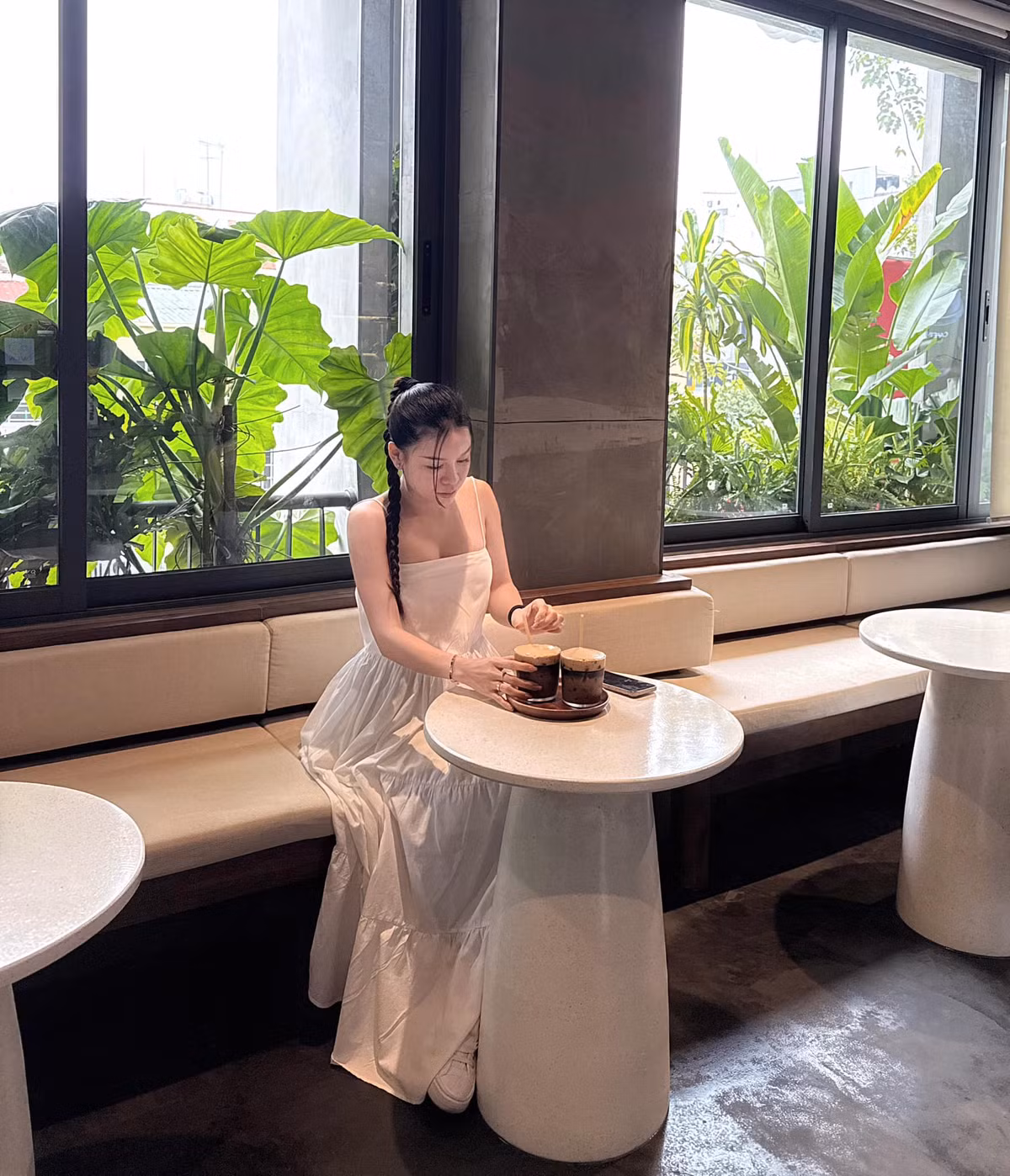 Ngoài vẻ đẹp ngoại hình, thần thái thoải mái, tự tin của bà xã Đặng Văn Lâm khi rảo bước trên phố khiến người ta khó rời mắt.
