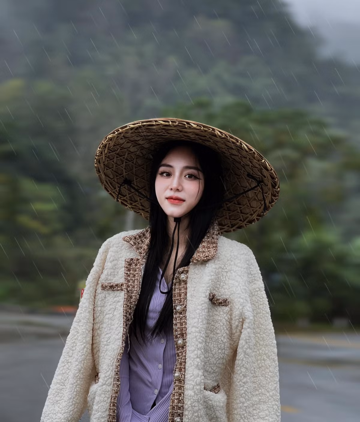Hiện tại, Minh Thu sở hữu trang cá nhân có lượt tương tác khủng, với số người theo dõi tài khoản TikTok và Facebook lần lượt khoảng 750k và 1 triệu lượt.