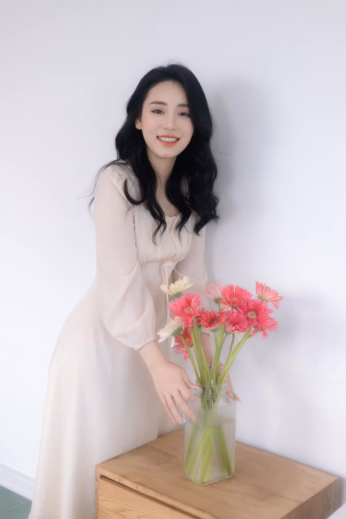 Thời gian gần đây, Minh Thu gây bất ngờ khi theo đuổi phong cách trưởng thành, cùng lối make-up đậm. Dễ nhận thấy cả nhan sắc và thần thái của cô nàng đã thay đổi rất nhiều.