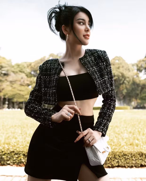 Màu xe mới này, do tôi yêu cầu thay đổi. Thứ 2, người yêu tôi là một doanh nhân, kinh doanh bất động sản, kinh doanh giải trí kiêm luôn nhạc sĩ, không liên quan tới người mà mọi người nhắc tới". Gái xinh miền Tây viết.
