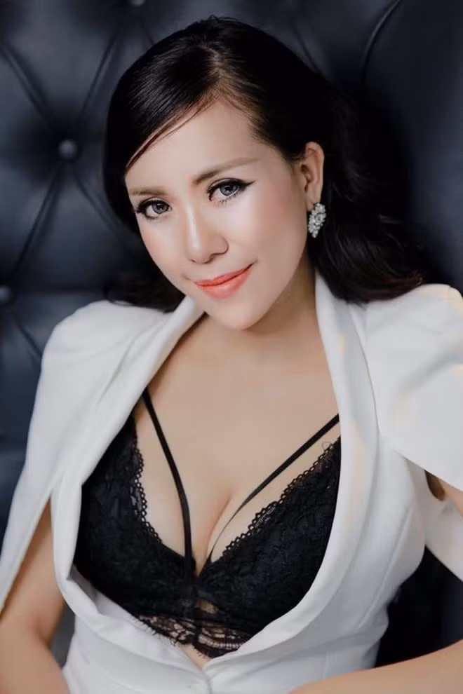 Có một thời, cái tên Mai Thỏ "phủ sóng" rộng khắp. Không ít lần cô bị chỉ trích bởi những bộ ảnh khoe ngực quá lố.
