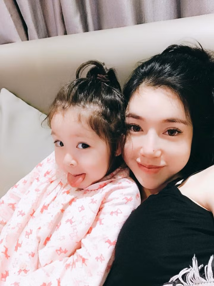 Số người theo dõi 2 "thiên thần nhí" nhà Elly Trần ngang ngửa với một vài người nổi tiếng hoạt động lâu năm khác.