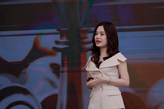 So với hình ảnh 9 năm trước đây cũng từng chụp ảnh cô dâu, nhan sắc của Tuệ Lâm ngày càng thăng hạng và cuốn hút.