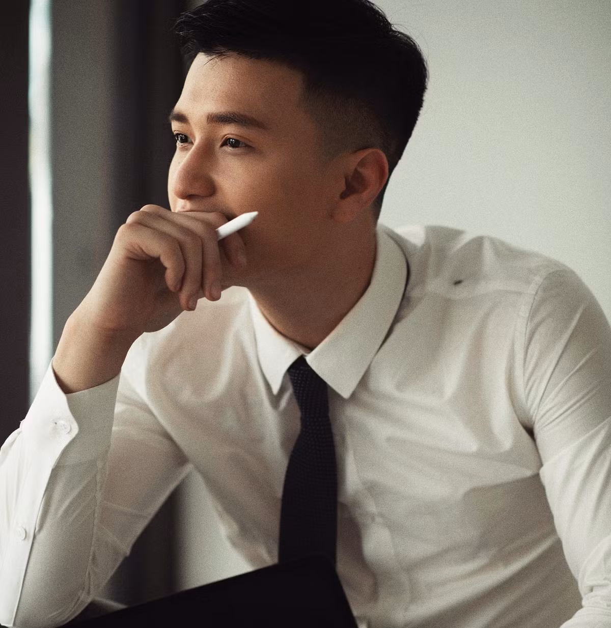 Sau đó, không chỉ Huỳnh Anh mà ngay người yêu của anh chàng là nữ MC Bạch Lan Phương cũng có bài trần tình "dài cả cây số" gây chú ý trên mạng xã hội.