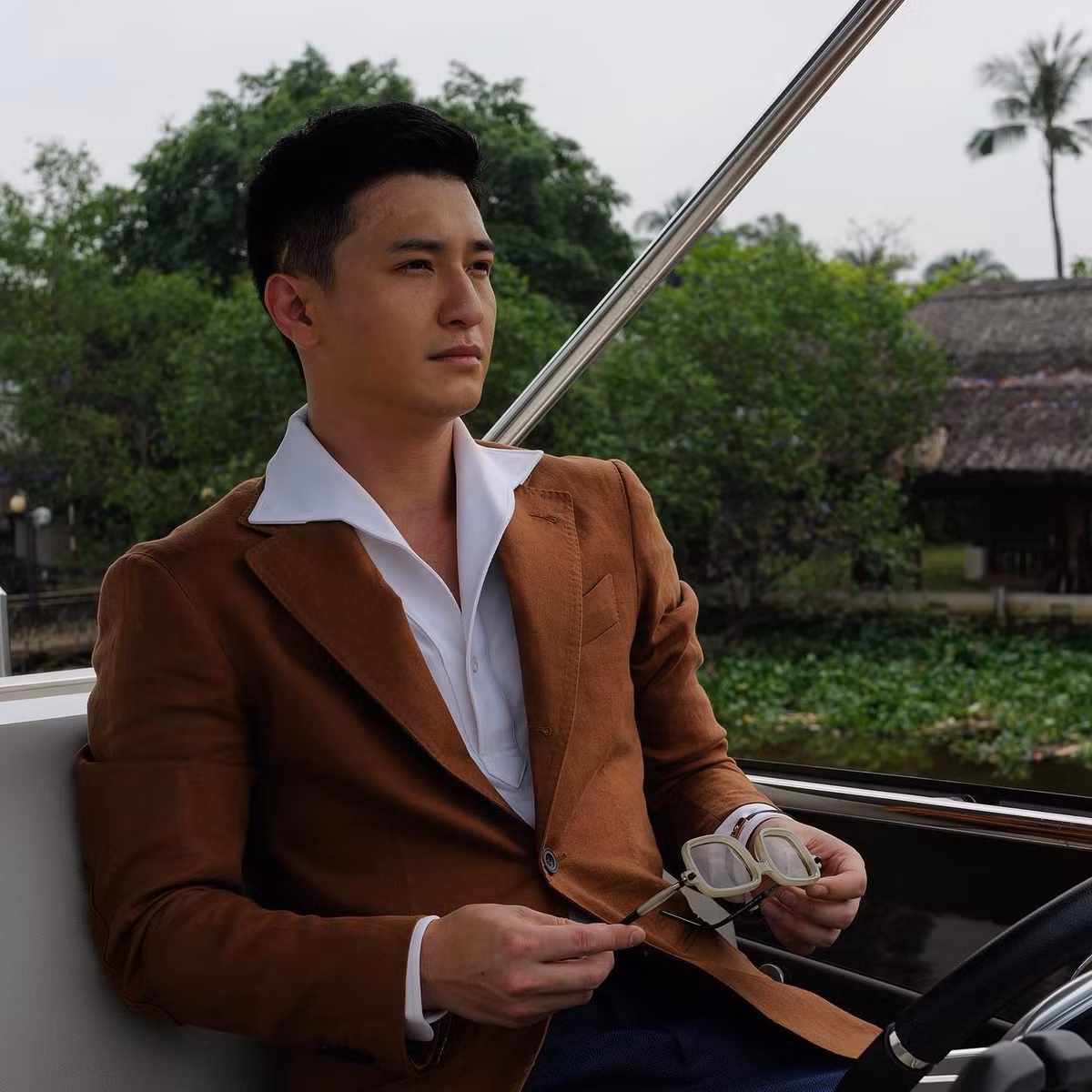 Trước khi cú phốt "đá xoáy" người yêu cũ là Hoàng Oanh, Huỳnh Anh từng bị tố vay tiền quá hạn mà chưa chịu trả với một người anh thân thiết.
