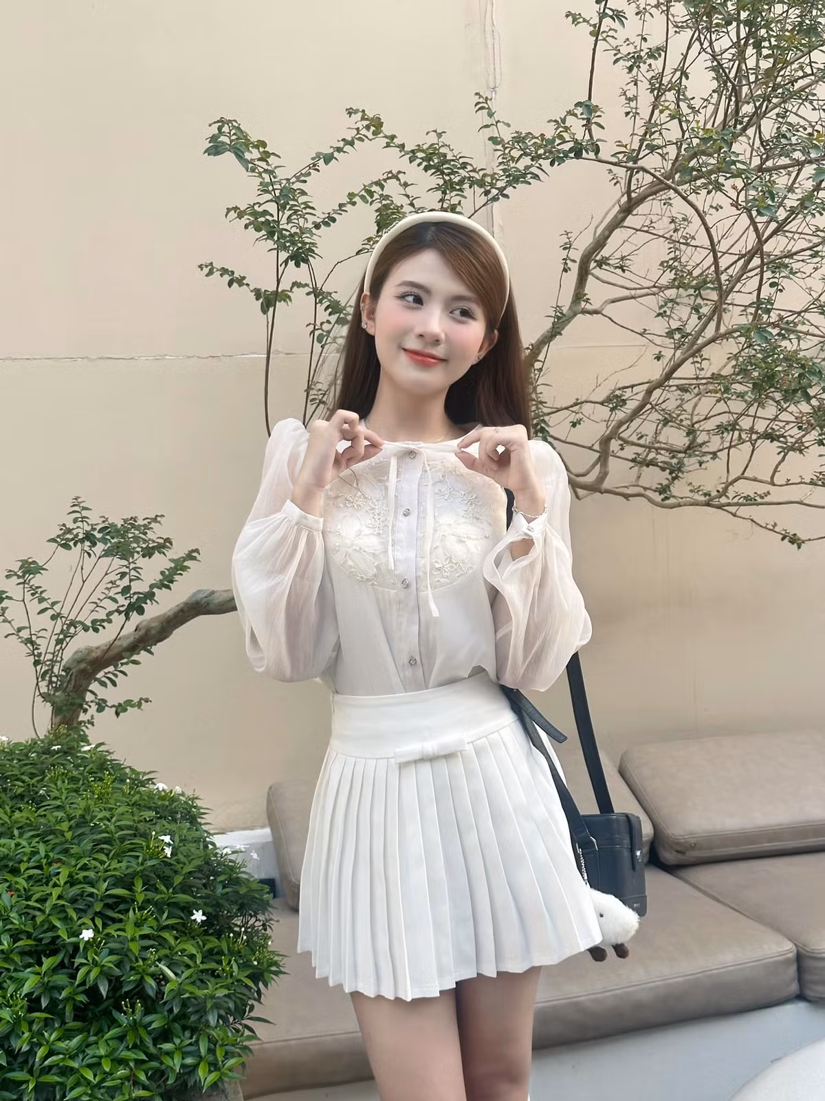 Sau khi công khai quan hệ tình cảm với chàng bác sĩ điển trai Trần Quang Lâm (SN 1995, Tuyên Quang), Quỳnh Trang thoải mái chia sẻ những khoảnh khắc ngọt ngào, lãng mạn bên bạn trai.