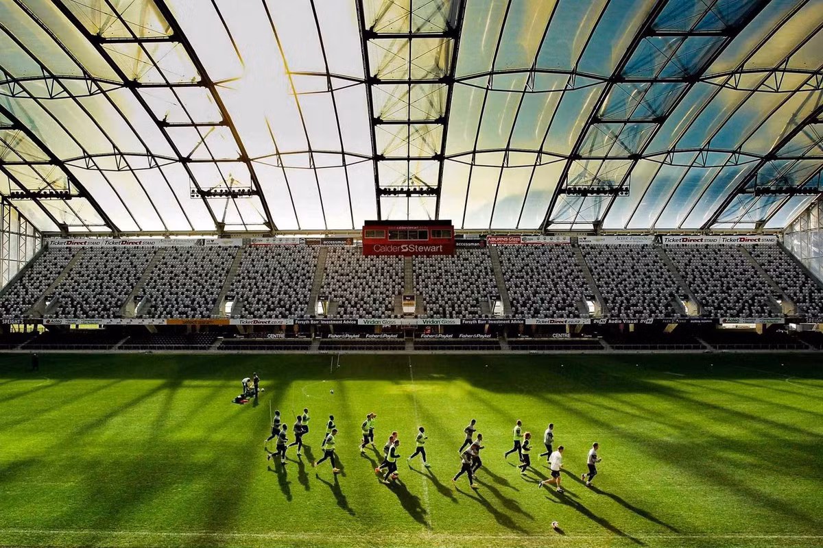 Không giống như các sân vận động khác của New Zealand đăng cai World Cup nữ năm nay dùng mặt cỏ tự nhiên, sân Forsyth Barr sử dụng mặt sân là loại cỏ hỗn hợp giữa cỏ tự nhiên và cỏ nhân tạo.
