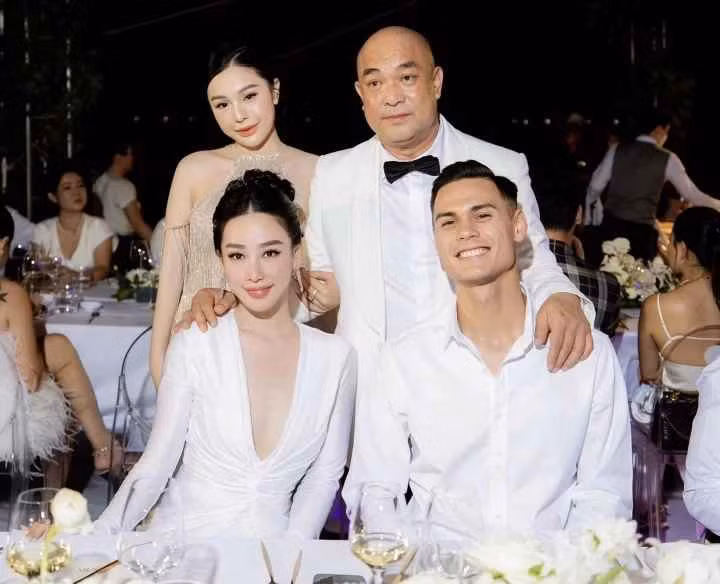 Adriano Schmidt khá tín tiếng về đời tư. Chỉ đến khi Helen Thanh Thảo đăng hình ảnh hai người tham dự đám cưới của bạn thân, người hâm mộ mới biết chính xác về mối quan hệ của họ.
